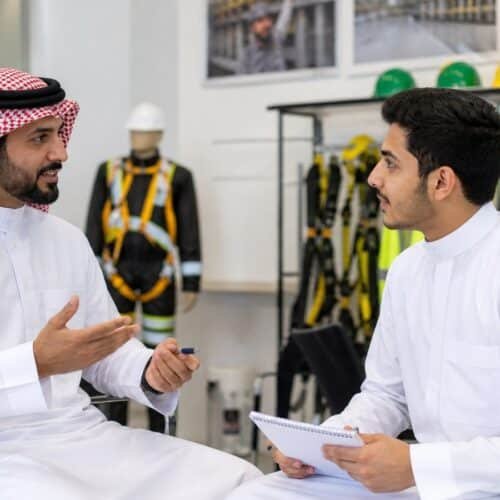 مرشد قبول سعودي يناقش متقدمًا حول اختيار دبلوم السلامة والصحة المهنية